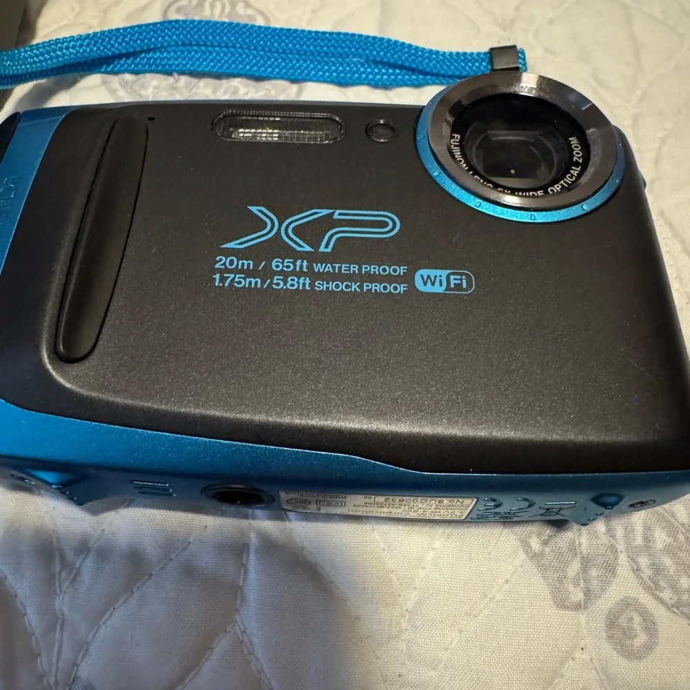 Fujifilm Waterproof 16MP 8x optical zoom with extra battery and wall charger - Picture 2 of 7